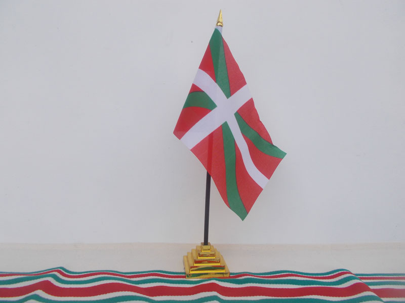 Drapeau basque avec socle